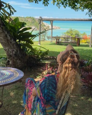 Daniela Mercury Instagram - As cidades grandes tiram tudo de você, mas… A natureza devolve! Tô descansando no Sul da Bahia e volto já com novidades pra vocês. 💐💚