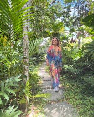 Daniela Mercury Instagram - As cidades grandes tiram tudo de você, mas… A natureza devolve! Tô descansando no Sul da Bahia e volto já com novidades pra vocês. 💐💚