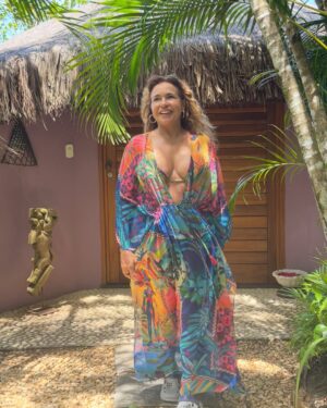 Daniela Mercury Instagram - As cidades grandes tiram tudo de você, mas… A natureza devolve! Tô descansando no Sul da Bahia e volto já com novidades pra vocês. 💐💚