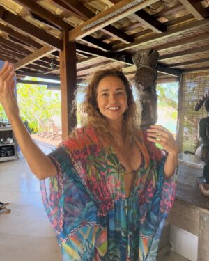 Daniela Mercury Instagram - As cidades grandes tiram tudo de você, mas… A natureza devolve! Tô descansando no Sul da Bahia e volto já com novidades pra vocês. 💐💚