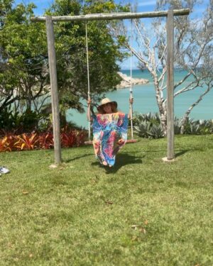 Daniela Mercury Instagram - As cidades grandes tiram tudo de você, mas… A natureza devolve! Tô descansando no Sul da Bahia e volto já com novidades pra vocês. 💐💚
