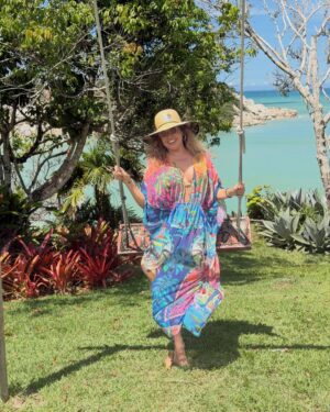 Daniela Mercury Instagram - As cidades grandes tiram tudo de você, mas… A natureza devolve! Tô descansando no Sul da Bahia e volto já com novidades pra vocês. 💐💚