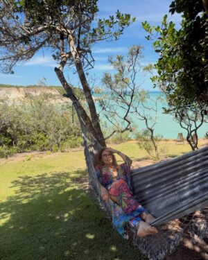 Daniela Mercury Instagram - As cidades grandes tiram tudo de você, mas… A natureza devolve! Tô descansando no Sul da Bahia e volto já com novidades pra vocês. 💐💚