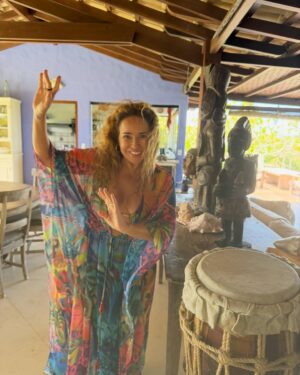 Daniela Mercury Instagram - As cidades grandes tiram tudo de você, mas… A natureza devolve! Tô descansando no Sul da Bahia e volto já com novidades pra vocês. 💐💚