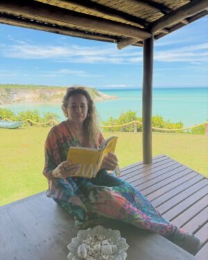 Daniela Mercury Instagram - As cidades grandes tiram tudo de você, mas… A natureza devolve! Tô descansando no Sul da Bahia e volto já com novidades pra vocês. 💐💚