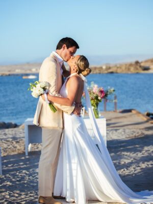 Daniela Nicolás Instagram - ¡Nos casamos! Felicidad completa ♥️

14.02.2026 Matrimonio Civil 

Un lugar mágico rodeados de todos los que nos quieren ✨

Ya les contaremos más, pero todavía seguimos disfrutando de este momento! ♥️

Agradecerles a todos por sus infinitos mensajes de cariño ¡estamos felices! 

Lugar @muelledecalderilla 
Decoración @martin_pescador.br 
Fotografía @valeska_fotografias 
Maquillaje y Peinado @freshbeauty.cl 
Vestido @pronovias 
Zapatos @zapato_calzado 
Traje @sergioariasmarchant