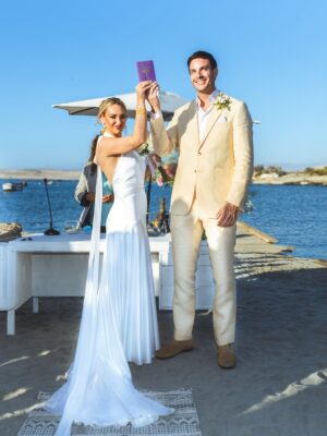 Daniela Nicolás Instagram - ¡Nos casamos! Felicidad completa ♥️

14.02.2026 Matrimonio Civil 

Un lugar mágico rodeados de todos los que nos quieren ✨

Ya les contaremos más, pero todavía seguimos disfrutando de este momento! ♥️

Agradecerles a todos por sus infinitos mensajes de cariño ¡estamos felices! 

Lugar @muelledecalderilla 
Decoración @martin_pescador.br 
Fotografía @valeska_fotografias 
Maquillaje y Peinado @freshbeauty.cl 
Vestido @pronovias 
Zapatos @zapato_calzado 
Traje @sergioariasmarchant
