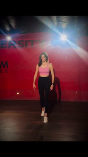 Daniela Ruah Instagram - Choreographers giving vocal life to movement will never get old… 💙
.
Nunca me vou fartar dos coreógrafos darem voz aos movimentos 💙

.
#dance #choreography #jazzfunk #happy 🕺🏻 by @nico_oconnor