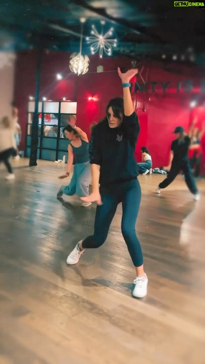 Daniela Ruah - 57.8K Likes - Danced for a long time, stopped for a long time. Reunited with dance ✨
I forgot how good learning a choreography is for the brain and soul… Dancers undoubtedly have the best memory🙃
.
Dancei muito tempo, parei muito tempo.
Reunida com a dança ✨
Esqueci-me do quanto memorizar uma coreografia faz bem ao cérebro e alma…
Os dançarinos têm, sem dúvida, das memórias mais afiadas🙃
.
#jazzfunk #seriouscardio #dance 🕺🏻 by @nico_oconnor