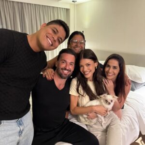 Daniele Hypólito Instagram - Será que o BBB vive ?
Quarto anos 50! faltam dois integrantes amados Vini e Aline!
O programa foi para ser uma competição e formamos irmãos para uma vida toda. Quase um ano se passou e o amor só aumentou! Vocês são meu time de ouro 🧡