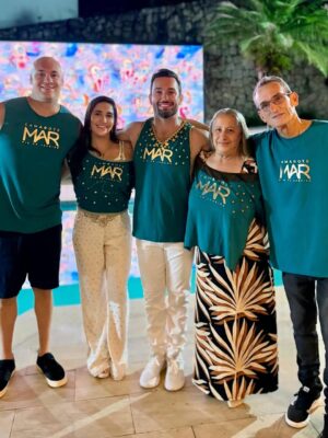 Daniele Hypólito Instagram - Carnaval é ainda mais especial quando é em família ✨💚
Vivendo momentos inesquecíveis, onde a alegria se multiplica, os abraços são mais apertados e as memórias ficam para sempre.
Que venham mais dias assim: cheios de amor, festa, união e muita gratidão. 🎭