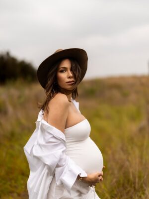 Daniella Rahme Instagram - 9 months of holding you 🤍🙏🏻

Shot by the amazing : @momentswithcarolin 🥹❤️

#DaniellaRahme #دانييلا_رحمه