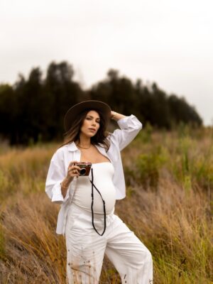 Daniella Rahme Instagram - 9 months of holding you 🤍🙏🏻

Shot by the amazing : @momentswithcarolin 🥹❤️

#DaniellaRahme #دانييلا_رحمه