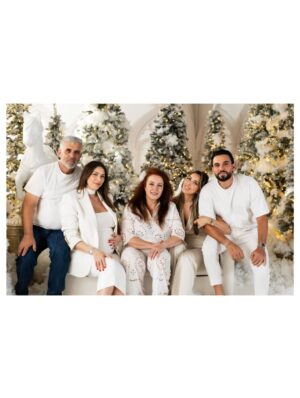 Daniella Rahme Instagram - This year is special. Christmas in Australia. Surrounded by so much love. God bless your families & keep your loved ones in good health ❤️🎄🎅

#DaniellaRahme #دانييلا_رحمه