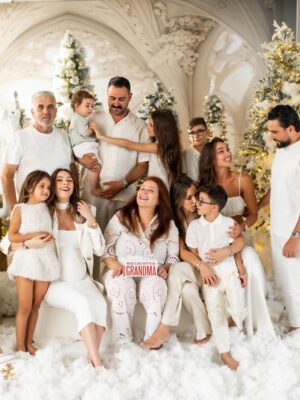 Daniella Rahme Instagram - This year is special. Christmas in Australia. Surrounded by so much love. God bless your families & keep your loved ones in good health ❤️🎄🎅

#DaniellaRahme #دانييلا_رحمه