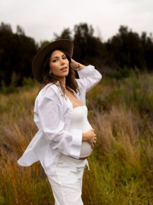 Daniella Rahme Instagram - 9 months of holding you 🤍🙏🏻

Shot by the amazing : @momentswithcarolin 🥹❤️

#DaniellaRahme #دانييلا_رحمه