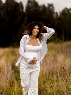 Daniella Rahme Instagram - 9 months of holding you 🤍🙏🏻

Shot by the amazing : @momentswithcarolin 🥹❤️

#DaniellaRahme #دانييلا_رحمه