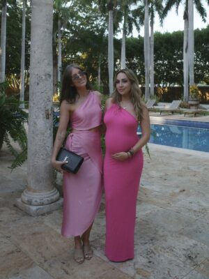 Danielle Clyde Instagram - Mi mejor amiga tuvo a su bebé y no podríamos estar babeando más! 🤍🥹