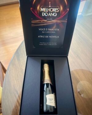 Débora Bloch Instagram - Chegou aqui em casa uma caixa muito elegante. E, como Odete, eu tenho certo apreço por coisas de bom gosto. Rs
Dentro dela: uma indicação ao Melhores do Ano 2026 ✨ na categoria Atriz de Novela.

Fiquei muito feliz e honrada com esse reconhecimento. Obrigada @tvglobo e obrigada pelo carinho de quem acompanha e torce pelo meu trabalho.

Aliás, acharia de muito bom tom que votassem em mim.
O link está aqui e no @gshow. 💛

https://gshow.globo.com/tv/domingao-com-huck/melhores-do-ano/2025/votacao/melhores-do-ano-vote-na-categoria-atriz-de-novela-RGKGT83X7C.ghtml