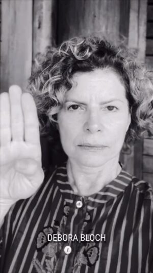 Débora Bloch Instagram - Neste 8 de março — Dia Internacional da Mulher —, vozes do Brasil e de Portugal unem-se para tornar visível um gesto silencioso que pode salvar vidas.
✋🏽➡️ ✊🏽
Este é o Sinal de Ajuda — um pedido silencioso usado por mulheres em situações de violência quando não podem falar ou pedir socorro diretamente.
Um gesto simples.
Discreto.
Mas vital.
Neste vídeo, diferentes vozes juntam-se para garantir que este sinal seja reconhecido:
@deborablochoficial
@carlavisi
@timvieira75
@shenia_karlsson
@i_am_allwrite.right
@carolrosa_21
@analusoares.s
@karly_alves_ribeiro
@philippe.hecht
@elislimasouza
Se algum dia vir este gesto, saiba: alguém pode estar a pedir ajuda.
Brasil: Ligue 180
Portugal: Ligue 112
Partilhe este vídeo.
Reconhecer este sinal pode salvar uma vida.
Comente ✋🏽 para ajudar esta mensagem a chegar mais longe.
#SignalForHelp
#SinalDeAjuda
#ViolenceAgainstWomen
#ViolenciaContraMulher
#EndViolenceAgainstWomen