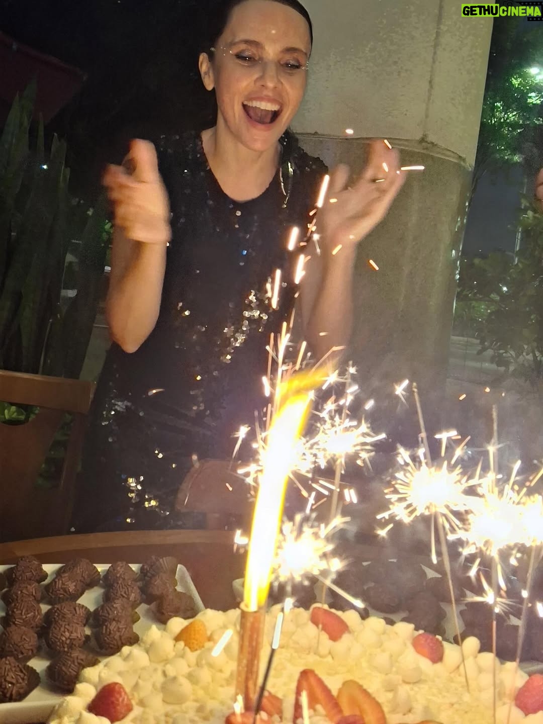 Débora Falabella - 18.4K Likes - Virar o ano de vida assim, ao lado de pessoas tão queridas, dançando a noite inteira. Foi lindo demais.
Obrigada por tanto carinho, pelos encontros e por todas as mensagens lindas que ainda estou recebendo por aqui.💛 Obrigada por me receber tão bem, @bubu_restaurante