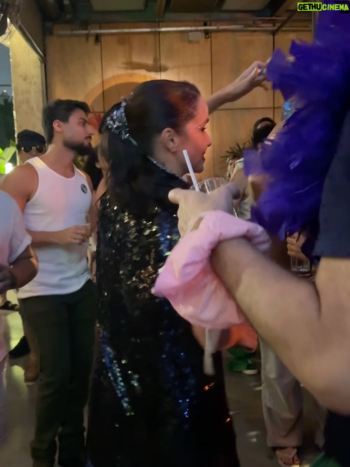 Débora Falabella - 18.4K Likes - Virar o ano de vida assim, ao lado de pessoas tão queridas, dançando a noite inteira. Foi lindo demais.
Obrigada por tanto carinho, pelos encontros e por todas as mensagens lindas que ainda estou recebendo por aqui.💛 Obrigada por me receber tão bem, @bubu_restaurante