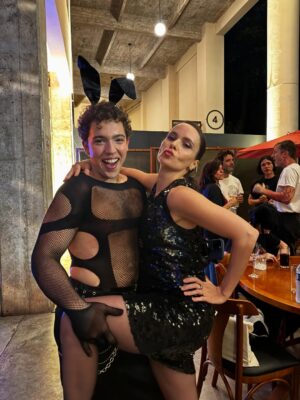 Débora Falabella Instagram - Virar o ano de vida assim, ao lado de pessoas tão queridas, dançando a noite inteira. Foi lindo demais.
Obrigada por tanto carinho, pelos encontros e por todas as mensagens lindas que ainda estou recebendo por aqui.💛 Obrigada por me receber tão bem, @bubu_restaurante