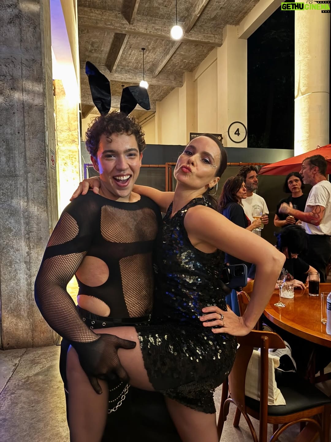 Débora Falabella - 18.4K Likes - Virar o ano de vida assim, ao lado de pessoas tão queridas, dançando a noite inteira. Foi lindo demais.
Obrigada por tanto carinho, pelos encontros e por todas as mensagens lindas que ainda estou recebendo por aqui.💛 Obrigada por me receber tão bem, @bubu_restaurante