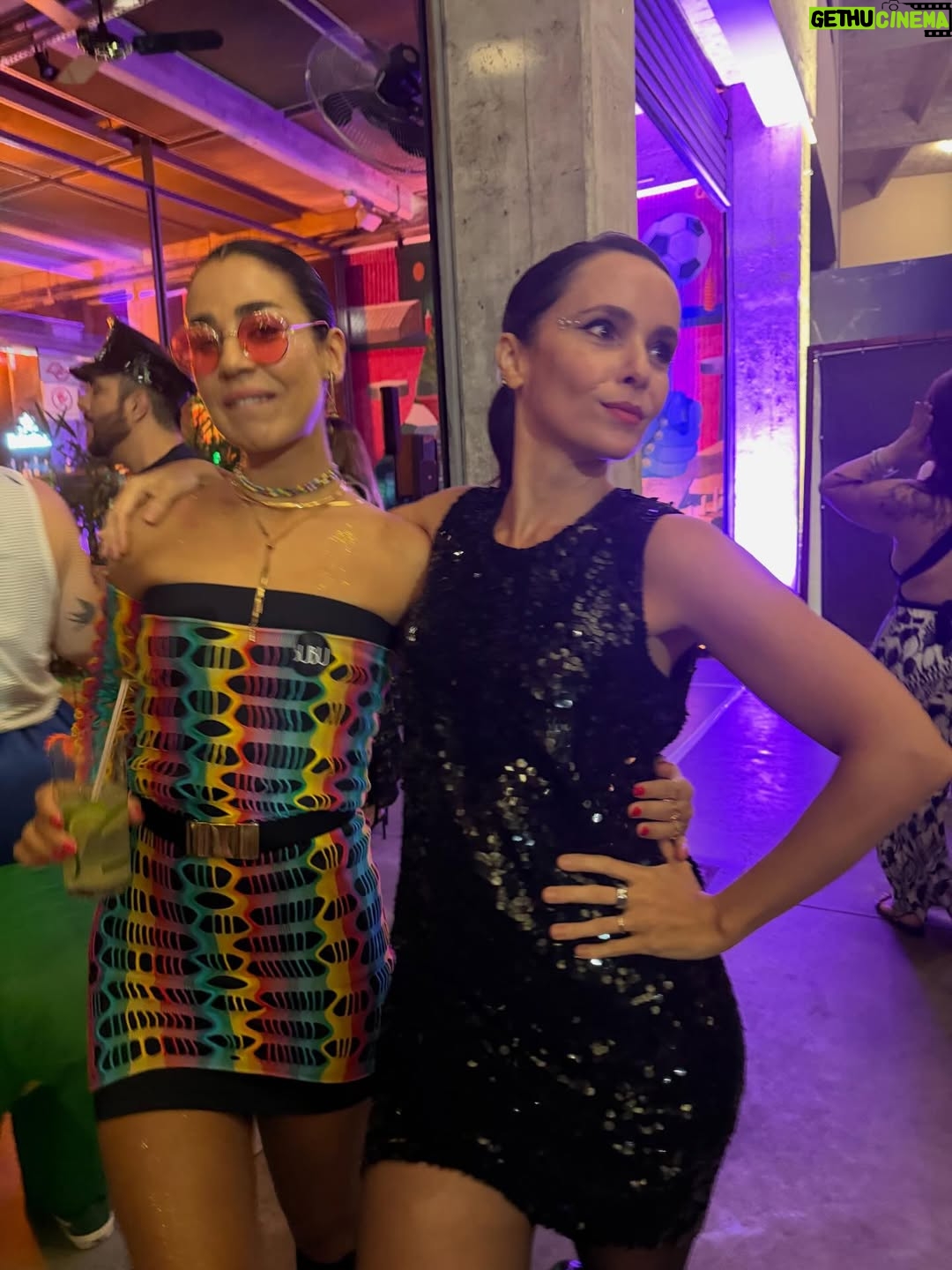 Débora Falabella - 18.4K Likes - Virar o ano de vida assim, ao lado de pessoas tão queridas, dançando a noite inteira. Foi lindo demais.
Obrigada por tanto carinho, pelos encontros e por todas as mensagens lindas que ainda estou recebendo por aqui.💛 Obrigada por me receber tão bem, @bubu_restaurante