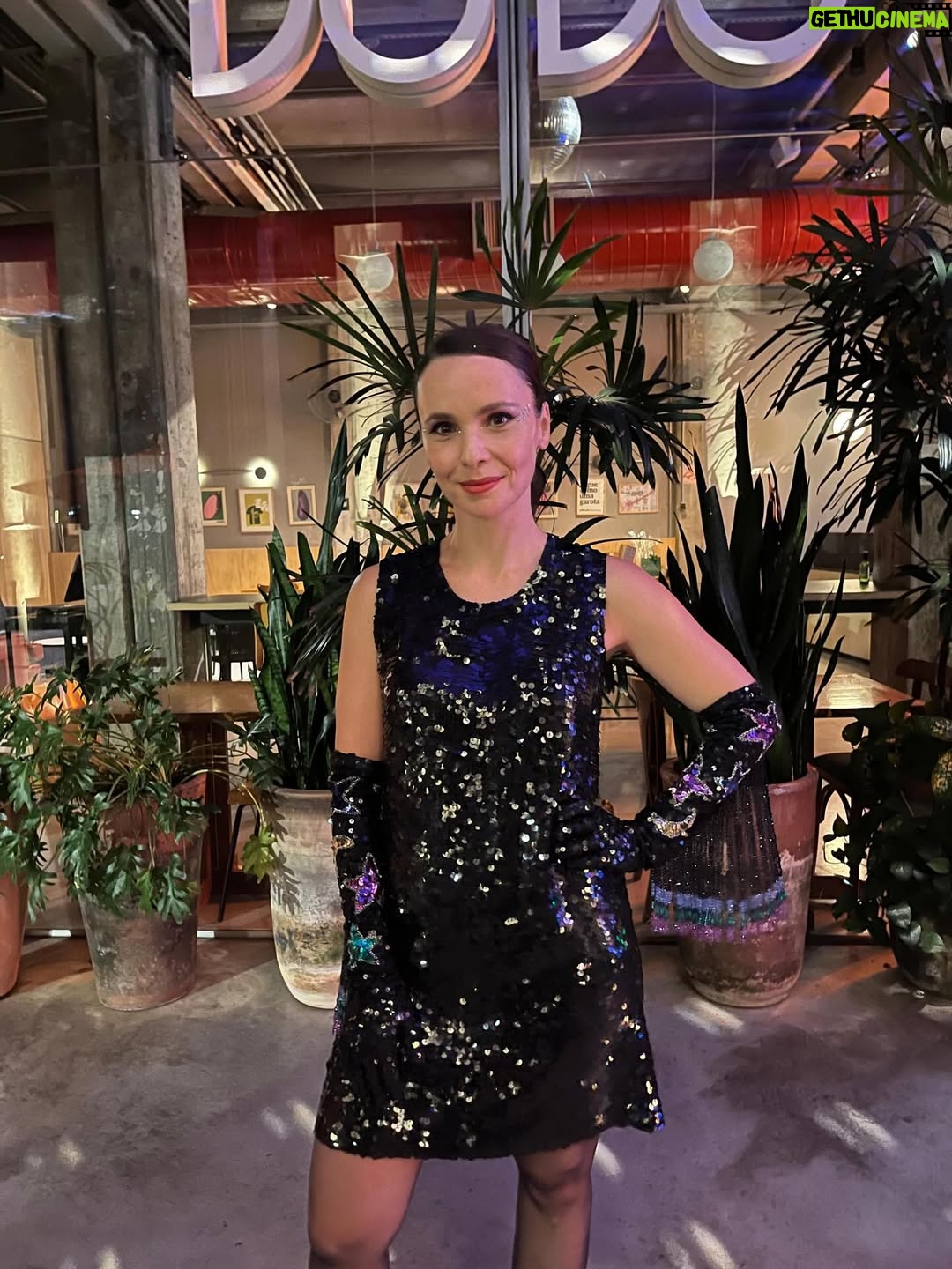 Débora Falabella - 18.4K Likes - Virar o ano de vida assim, ao lado de pessoas tão queridas, dançando a noite inteira. Foi lindo demais.
Obrigada por tanto carinho, pelos encontros e por todas as mensagens lindas que ainda estou recebendo por aqui.💛 Obrigada por me receber tão bem, @bubu_restaurante