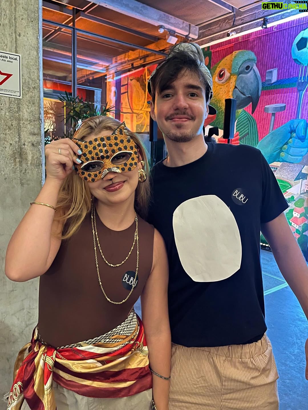 Débora Falabella - 18.4K Likes - Virar o ano de vida assim, ao lado de pessoas tão queridas, dançando a noite inteira. Foi lindo demais.
Obrigada por tanto carinho, pelos encontros e por todas as mensagens lindas que ainda estou recebendo por aqui.💛 Obrigada por me receber tão bem, @bubu_restaurante