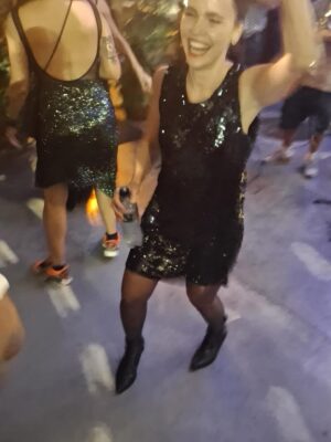 Débora Falabella Instagram - Virar o ano de vida assim, ao lado de pessoas tão queridas, dançando a noite inteira. Foi lindo demais.
Obrigada por tanto carinho, pelos encontros e por todas as mensagens lindas que ainda estou recebendo por aqui.💛 Obrigada por me receber tão bem, @bubu_restaurante