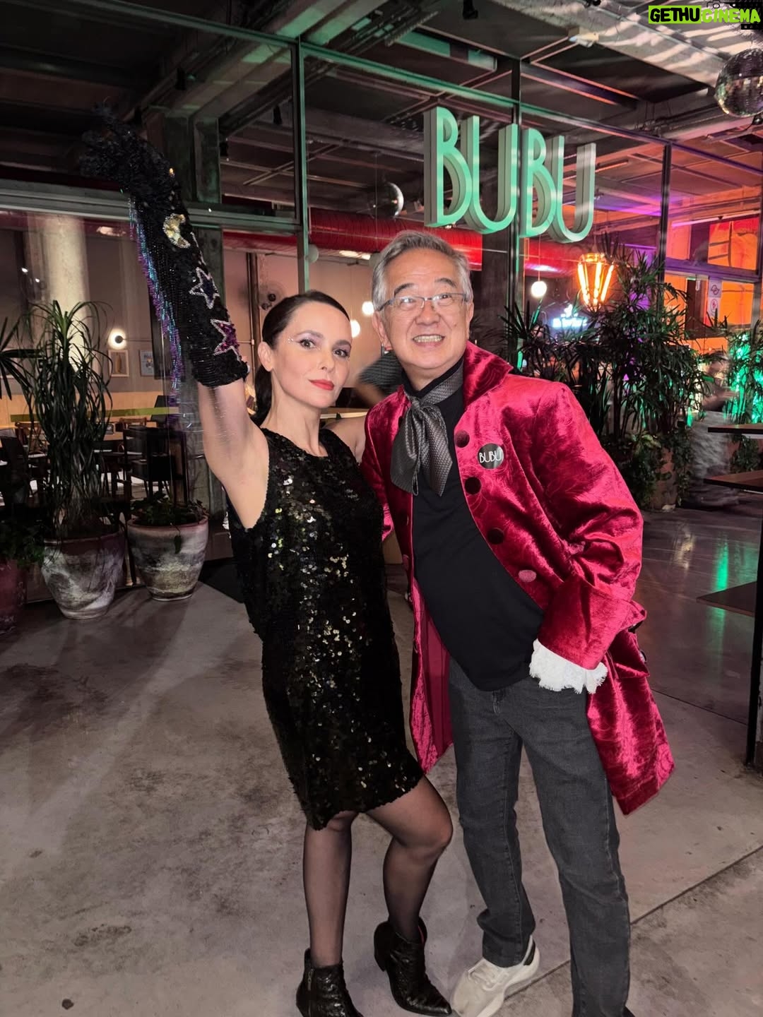 Débora Falabella - 18.4K Likes - Virar o ano de vida assim, ao lado de pessoas tão queridas, dançando a noite inteira. Foi lindo demais.
Obrigada por tanto carinho, pelos encontros e por todas as mensagens lindas que ainda estou recebendo por aqui.💛 Obrigada por me receber tão bem, @bubu_restaurante