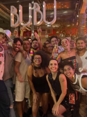Débora Falabella Instagram - Virar o ano de vida assim, ao lado de pessoas tão queridas, dançando a noite inteira. Foi lindo demais.
Obrigada por tanto carinho, pelos encontros e por todas as mensagens lindas que ainda estou recebendo por aqui.💛 Obrigada por me receber tão bem, @bubu_restaurante