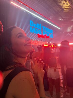 Débora Falabella Instagram - Foi de chorar de lindo!
@badbunnypr 
Um artista no seu auge. Muito bonito de ver.

E como bailamos, né @franferraretto .

Muito obrigada @allianzparque  @fattimaamaral e @a.lua.a por isso.❤️