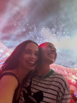Débora Falabella Instagram - Foi de chorar de lindo!
@badbunnypr 
Um artista no seu auge. Muito bonito de ver.

E como bailamos, né @franferraretto .

Muito obrigada @allianzparque  @fattimaamaral e @a.lua.a por isso.❤️