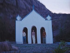 Débora Nascimento Instagram - 🎥 | ‘A Dama do Interior (2025)’ Dir. Bibo

Trailer disponível no YouTube!

Sinopse: Anos depois de fugir de sua cidade natal, uma mulher cativante e enigmática retorna ao interior, reacendendo o triângulo amoroso que marcou sua juventude. Entre paixões proibidas e segredos soterrados, passado e presente se embaralham. À medida que sentimentos se reabrem, a fronteira entre realidade e delírio se dissolve. Nessa teia de desejo e loucura, ninguém sai ileso — nem mesmo a verdade.

*Gravado em 19 locações reais da Bahia, entre Salvador, o Recôncavo Baiano e o Sertão Nordestino, o trailer homenageia os clássicos do cinema nacional por meio de uma linguagem que alterna entre planos estáticos e câmeras na mão. Ao longo do trailer, visuais icônicos de filmes brasileiros são recriados de forma sutil, como um tributo codificado à memória coletiva das telas.

Elenco: Debora Nascimento, Dan Ferreira e Airon Martin
Produtora: THE YOUTH
Direção: BIBO
Direção criativa: Airon Martin
Roteiro: BIBO, Airon Martin, Yuri Maranhão
Produção Executiva: Chico Pedreira e Carol Cherobim
Direção de Fotografia: Yuri Maranhão
Direção de Arte: Loren Ranne – LOSA
Montagem: Maria Machado
Direção Musical: Roberto Coelho e Hurso Ambrifi
Direção Executiva: Carol Cherobim, Eduardo Lubiazi, João Machado, Yuri Maranhão

🎵: ‘Gal Costa - Bahia de Todas as Contas’

tags: #filmenacional #cinemabrasileiro #misci #moda #fashionfilm #bahia #nacional #cinema #edit #interior #foryou #fyp #novelasglobo #aesthetic #nordeste #sertão