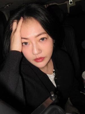 Dee Hsu Instagram - 生活裡難免有疲憊、有壓力，但我依舊把自己的狀態照顧得很好，因為我值得！
巴黎萊雅 紫熨斗MAX不只撫平了細紋，更讓我自信發光，準備好回歸舞台✨

#巴黎萊雅 #自信發光 #因為我值得 #ImWorthIt