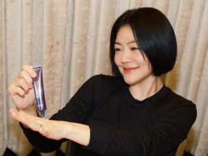 Dee Hsu Instagram - 生活裡難免有疲憊、有壓力，但我依舊把自己的狀態照顧得很好，因為我值得！
巴黎萊雅 紫熨斗MAX不只撫平了細紋，更讓我自信發光，準備好回歸舞台✨

#巴黎萊雅 #自信發光 #因為我值得 #ImWorthIt