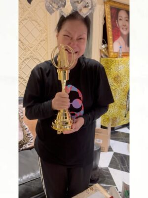 Dee Hsu Instagram - 我會繼續前進，讓我媽以後笑著以我姐和我為榮！愛妳mom forever ❤️