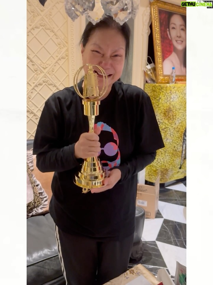 Dee Hsu - 287.7K Likes - 我會繼續前進，讓我媽以後笑著以我姐和我為榮！愛妳mom forever ❤️