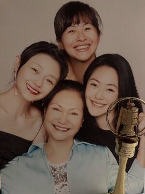 Dee Hsu Instagram - 我會繼續前進，讓我媽以後笑著以我姐和我為榮！愛妳mom forever ❤️