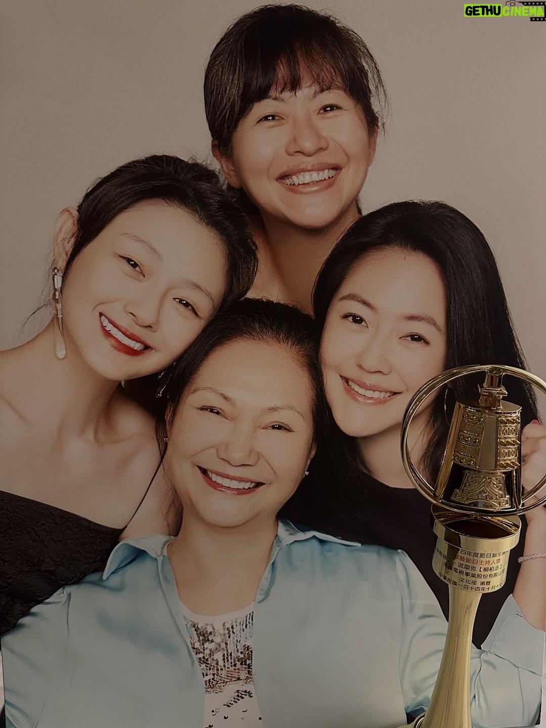 Dee Hsu - 287.7K Likes - 我會繼續前進，讓我媽以後笑著以我姐和我為榮！愛妳mom forever ❤️