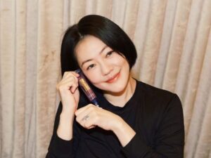 Dee Hsu Instagram - 生活裡難免有疲憊、有壓力，但我依舊把自己的狀態照顧得很好，因為我值得！
巴黎萊雅 紫熨斗MAX不只撫平了細紋，更讓我自信發光，準備好回歸舞台✨

#巴黎萊雅 #自信發光 #因為我值得 #ImWorthIt