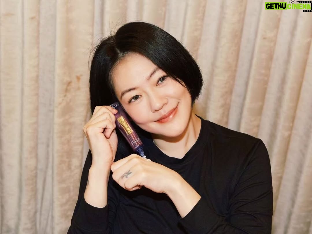 Dee Hsu - 157.2K Likes - 生活裡難免有疲憊、有壓力，但我依舊把自己的狀態照顧得很好，因為我值得！
巴黎萊雅 紫熨斗MAX不只撫平了細紋，更讓我自信發光，準備好回歸舞台✨

#巴黎萊雅 #自信發光 #因為我值得 #ImWorthIt