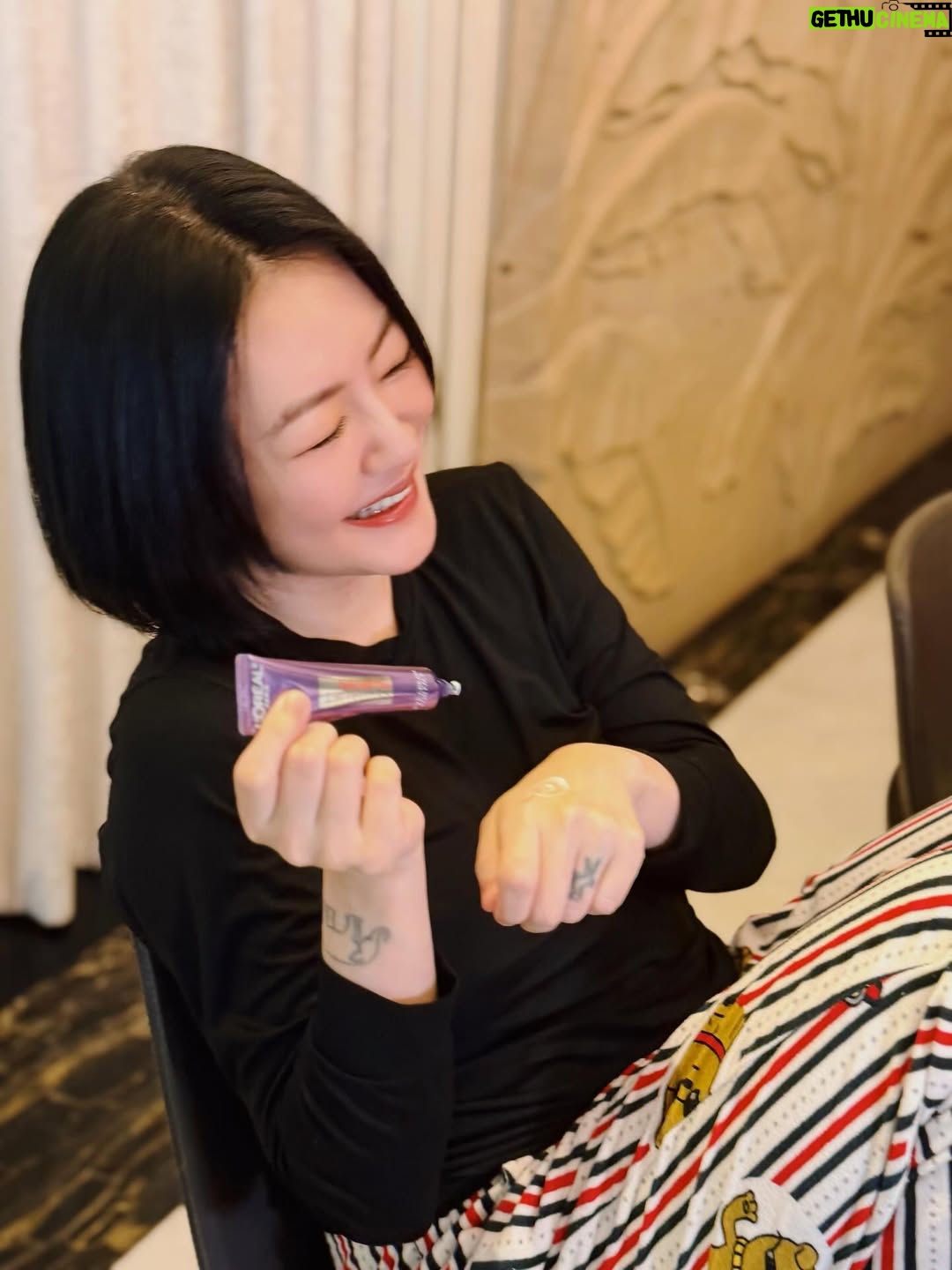 Dee Hsu - 157.2K Likes - 生活裡難免有疲憊、有壓力，但我依舊把自己的狀態照顧得很好，因為我值得！
巴黎萊雅 紫熨斗MAX不只撫平了細紋，更讓我自信發光，準備好回歸舞台✨

#巴黎萊雅 #自信發光 #因為我值得 #ImWorthIt