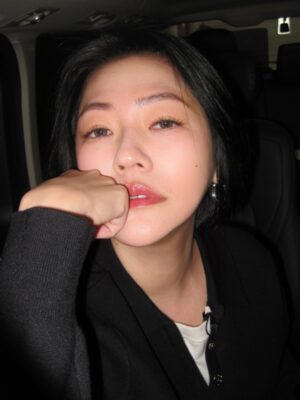 Dee Hsu Instagram - 生活裡難免有疲憊、有壓力，但我依舊把自己的狀態照顧得很好，因為我值得！
巴黎萊雅 紫熨斗MAX不只撫平了細紋，更讓我自信發光，準備好回歸舞台✨

#巴黎萊雅 #自信發光 #因為我值得 #ImWorthIt