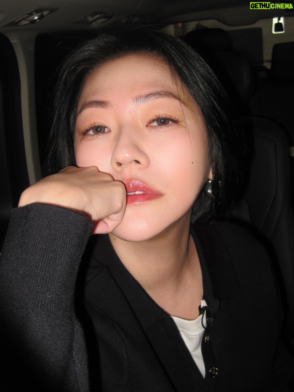Dee Hsu - 157.2K Likes - 生活裡難免有疲憊、有壓力，但我依舊把自己的狀態照顧得很好，因為我值得！
巴黎萊雅 紫熨斗MAX不只撫平了細紋，更讓我自信發光，準備好回歸舞台✨

#巴黎萊雅 #自信發光 #因為我值得 #ImWorthIt
