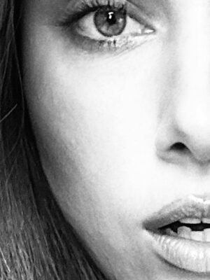 Delphine Wespiser Instagram - Auto portrait 👁️
Une préf ? ♥️