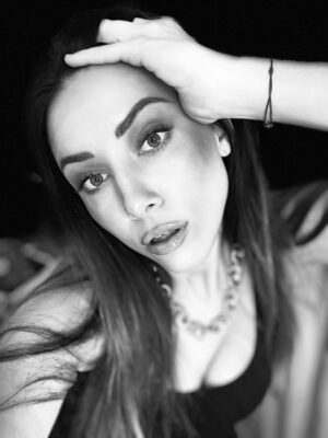 Delphine Wespiser Instagram - Auto portrait 👁️
Une préf ? ♥️